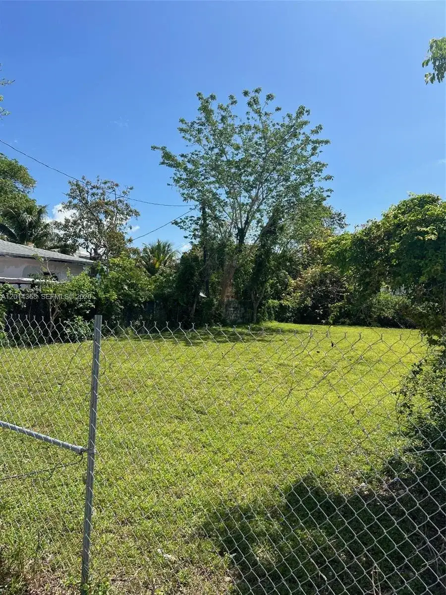 3033 NW 8th Ave, Miami FL 33127 photo 3