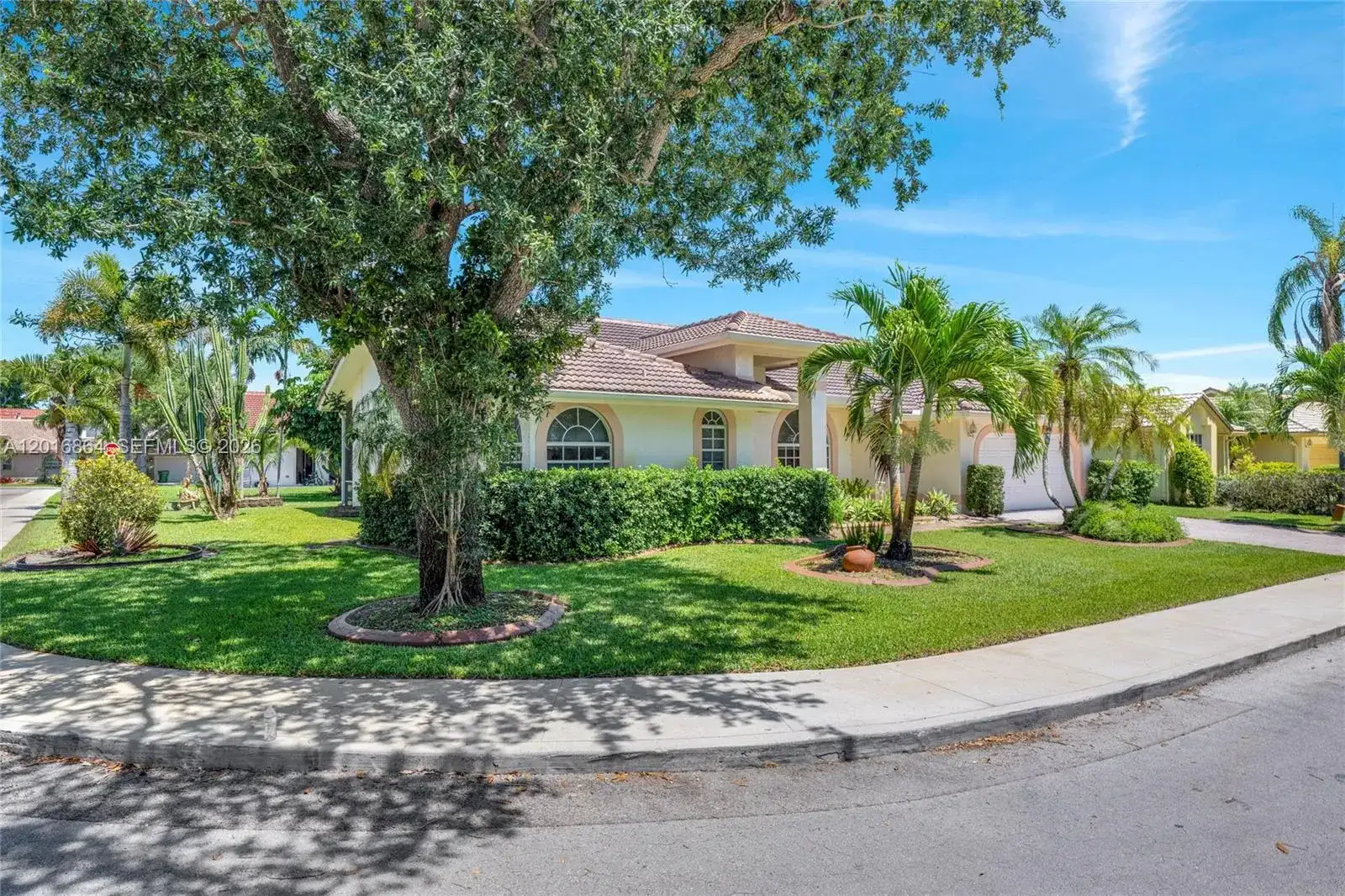 701 SW 93rd Ter, Pembroke Pines FL 33025 photo 2