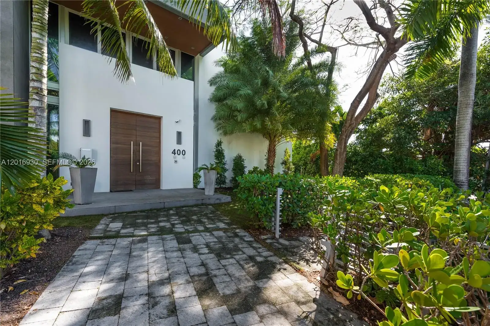 400 Tamarind Dr, Hallandale Beach FL 33009 photo 2