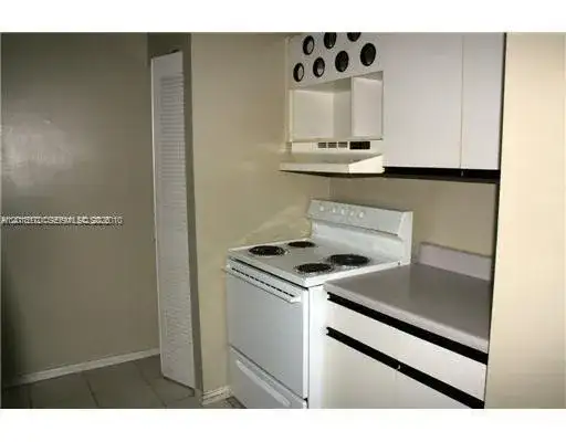365 SW 86th Ave # 203, Pembroke Pines FL 33025 photo 2