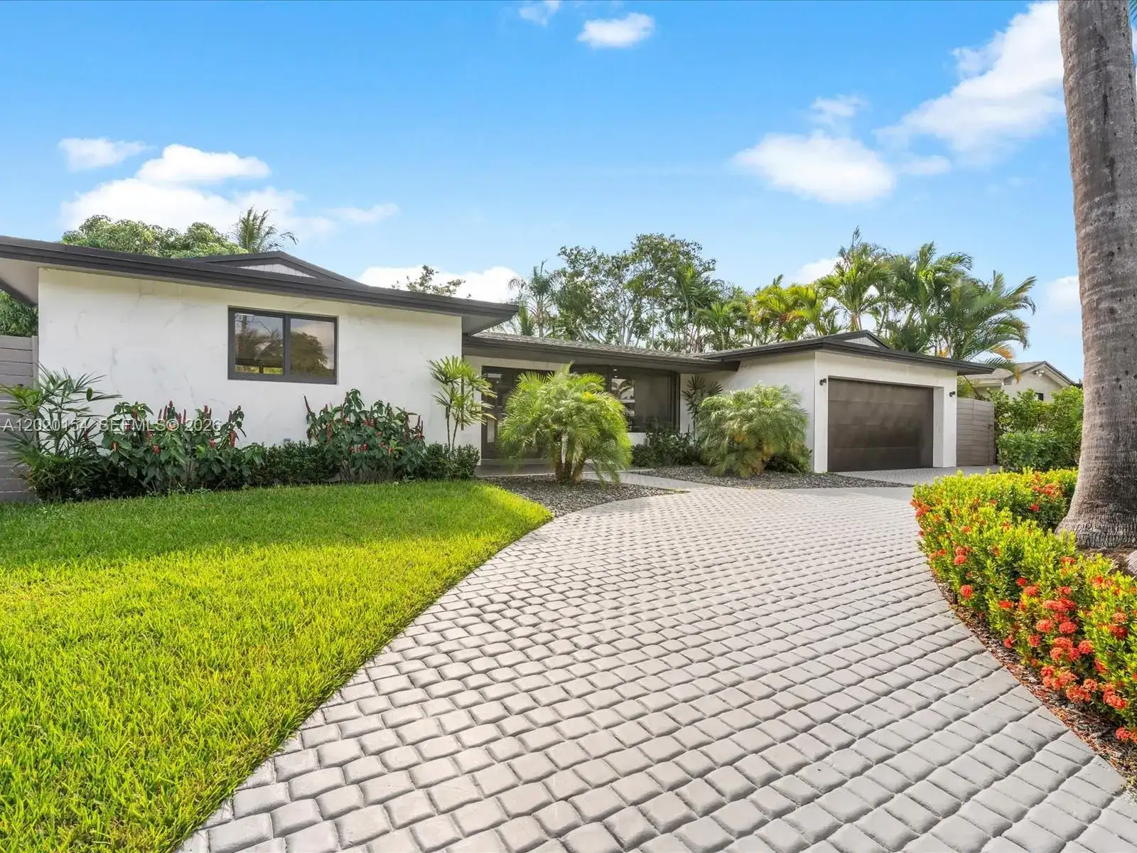 2340 NE 194th St, Miami FL 33180 photo 2