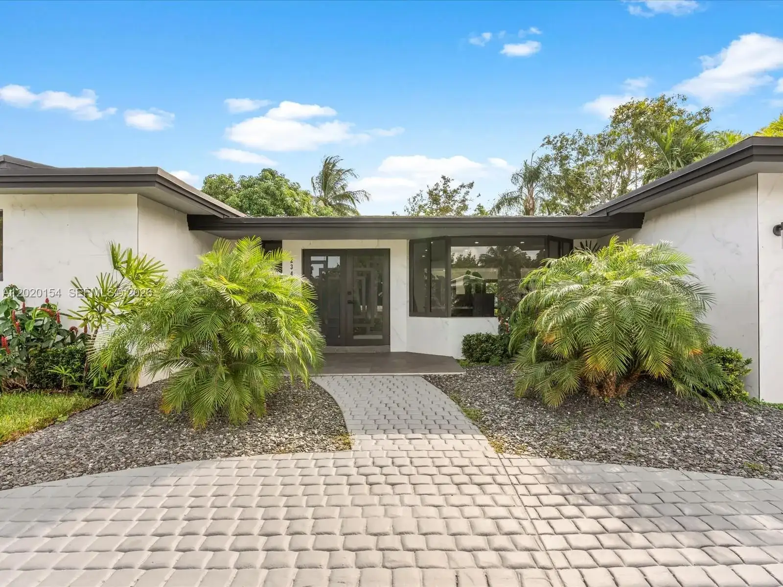 2340 NE 194th St, Miami FL 33180 photo 3