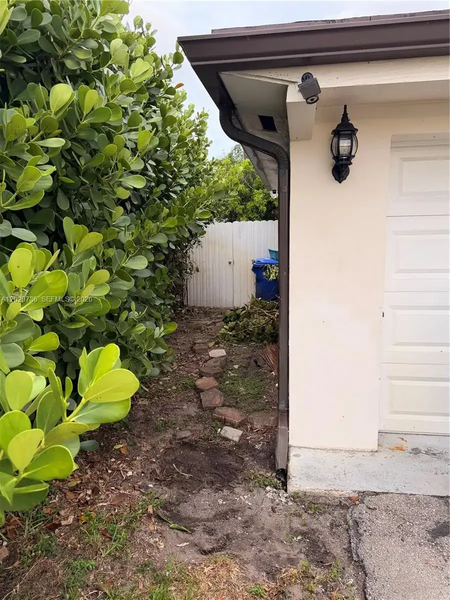 661 SW 67th Ave, Pembroke Pines FL 33023 photo 3
