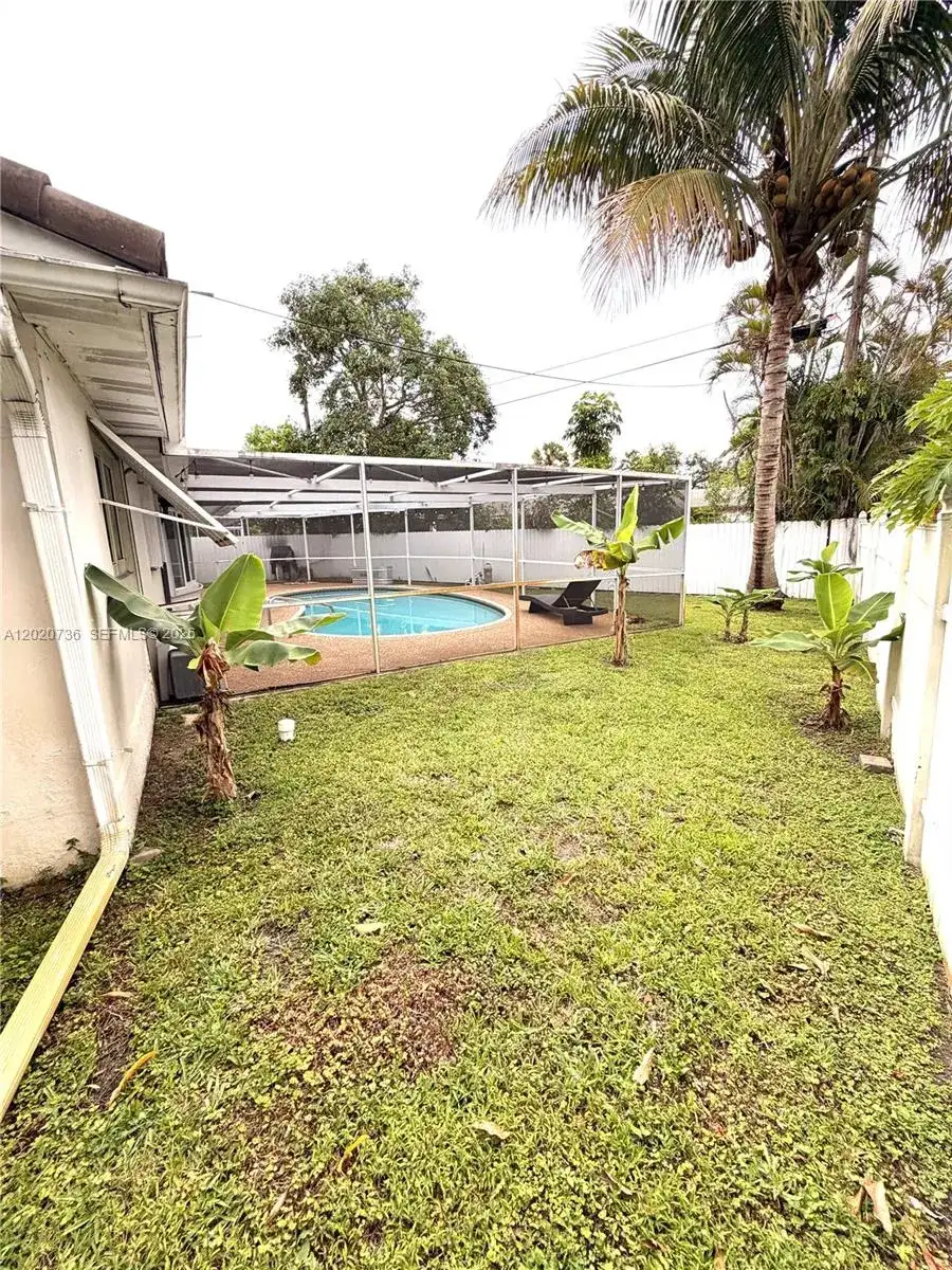 661 SW 67th Ave, Pembroke Pines FL 33023 photo 5