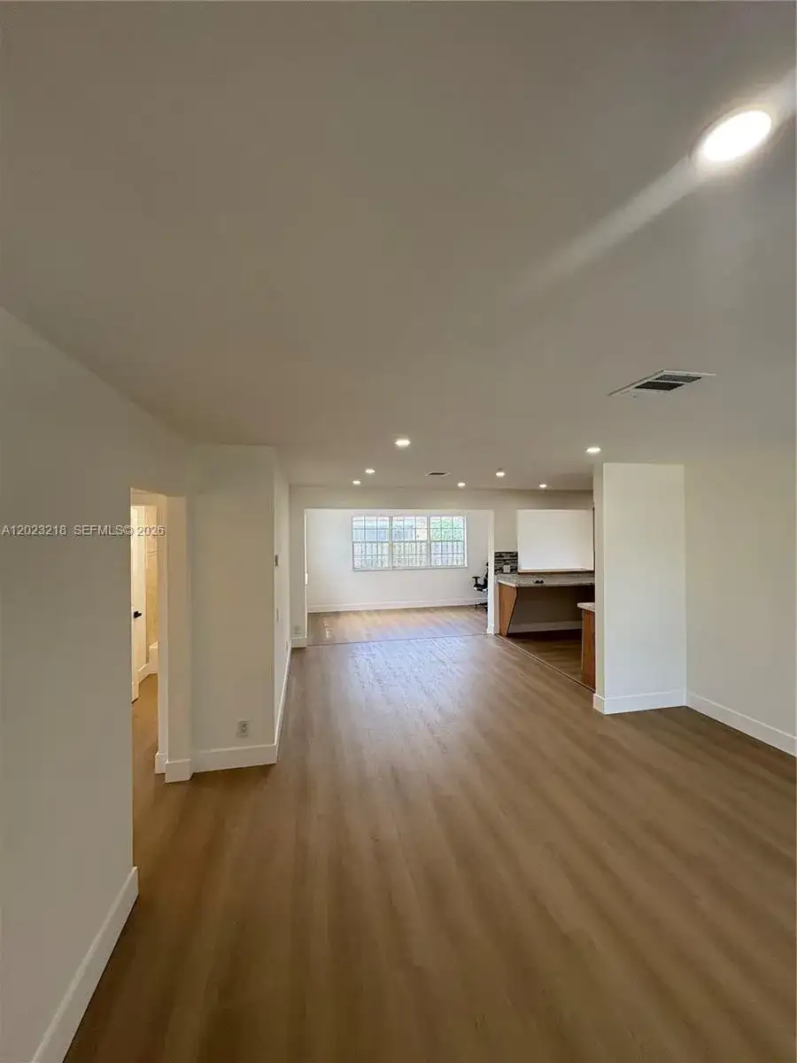 7150 SW 10th St, Pembroke Pines FL 33023 photo 2