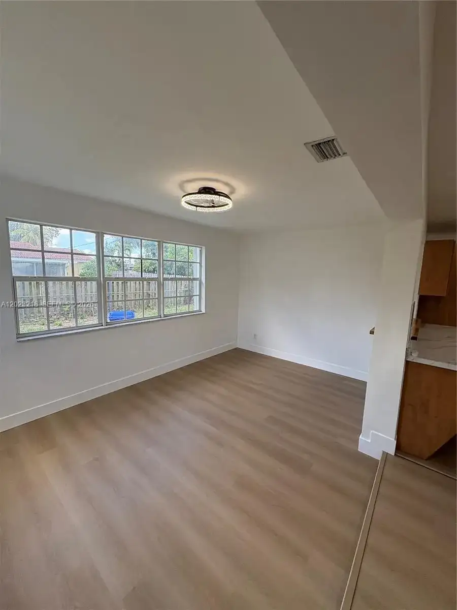 7150 SW 10th St, Pembroke Pines FL 33023 photo 4