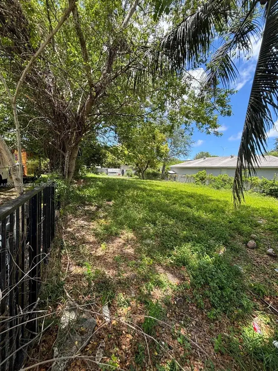665 NW 43rd St, Miami FL 33127 photo 2