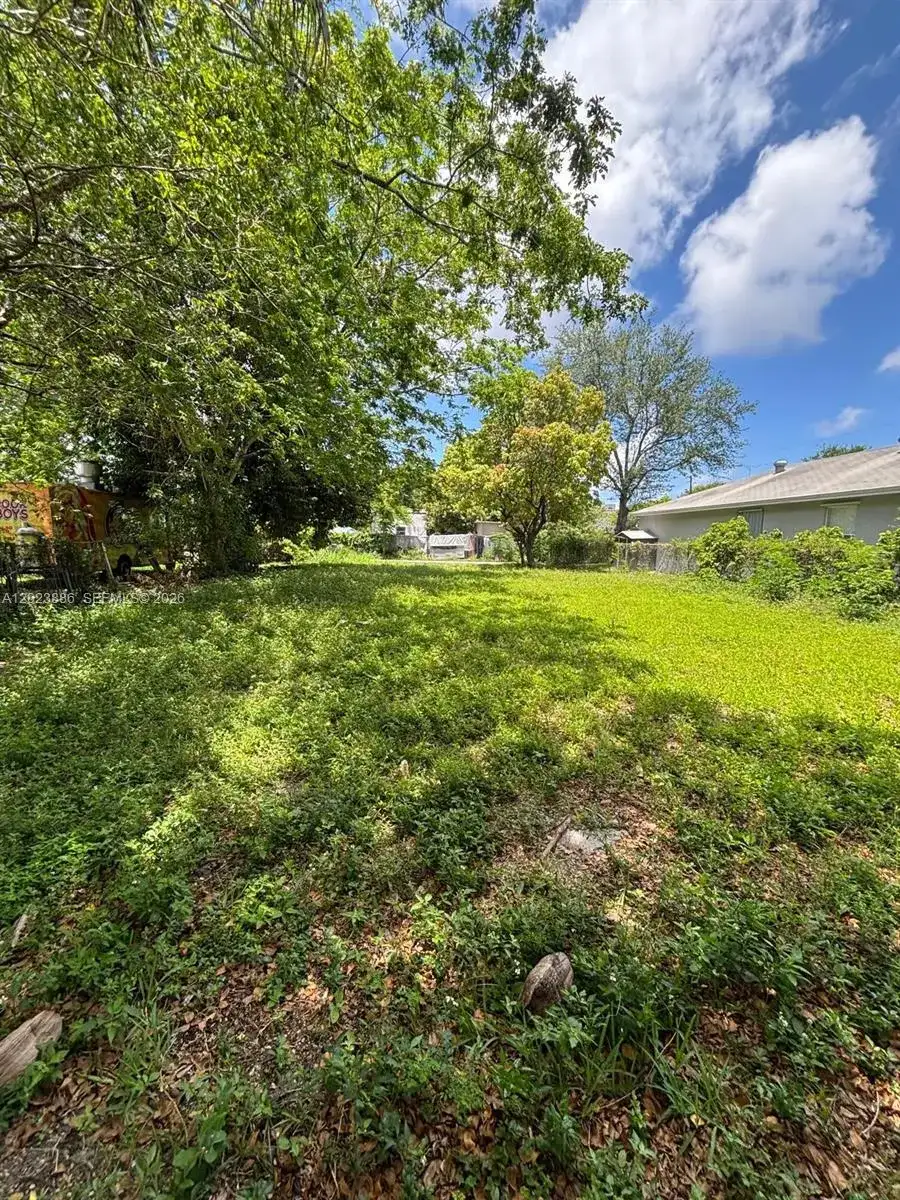 665 NW 43rd St, Miami FL 33127 photo 3