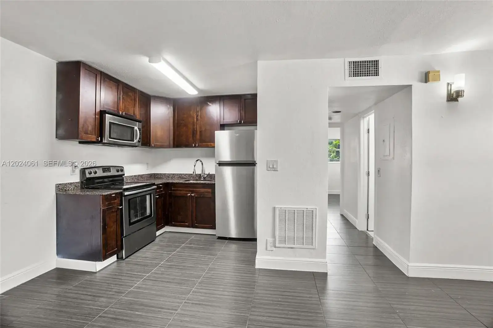 37 SW 14th St # 16, Dania Beach FL 33004 photo 2