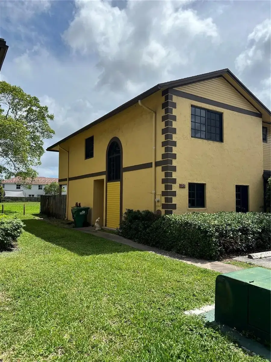1126 NE 209th Ter, Miami FL 33179 photo 4