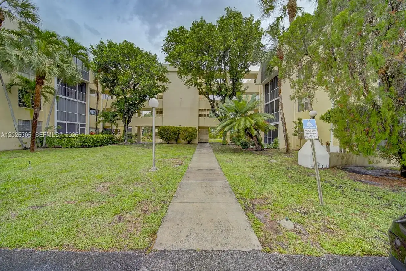 942 NE 199th St # 102, Miami FL 33179 photo 2