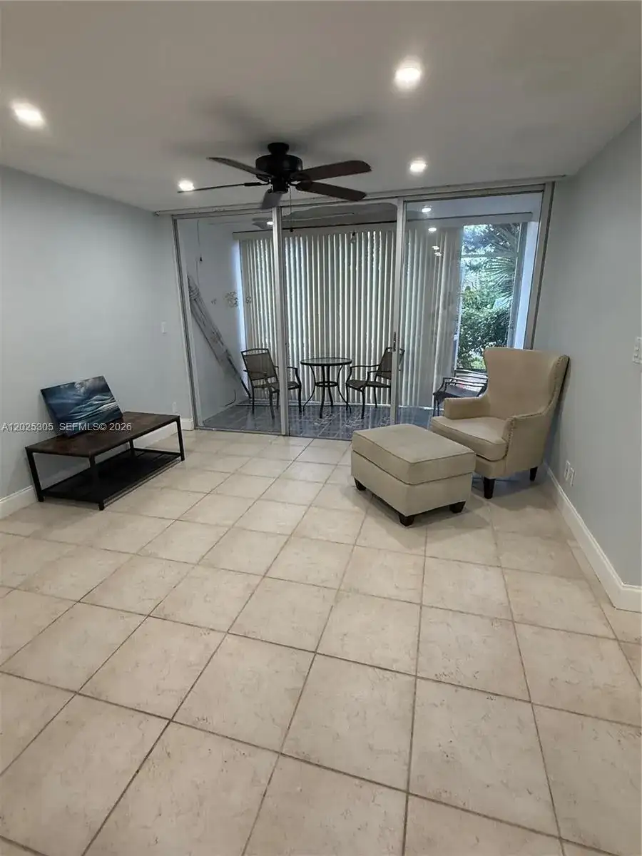 942 NE 199th St # 102, Miami FL 33179 photo 4