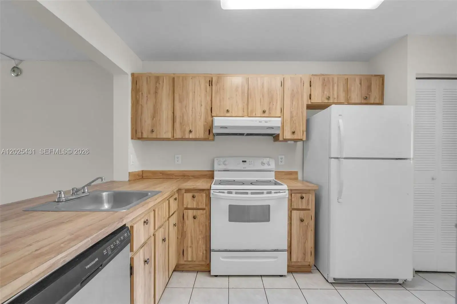 841 NE 207th Ln # 201, Miami FL 33179 photo 5