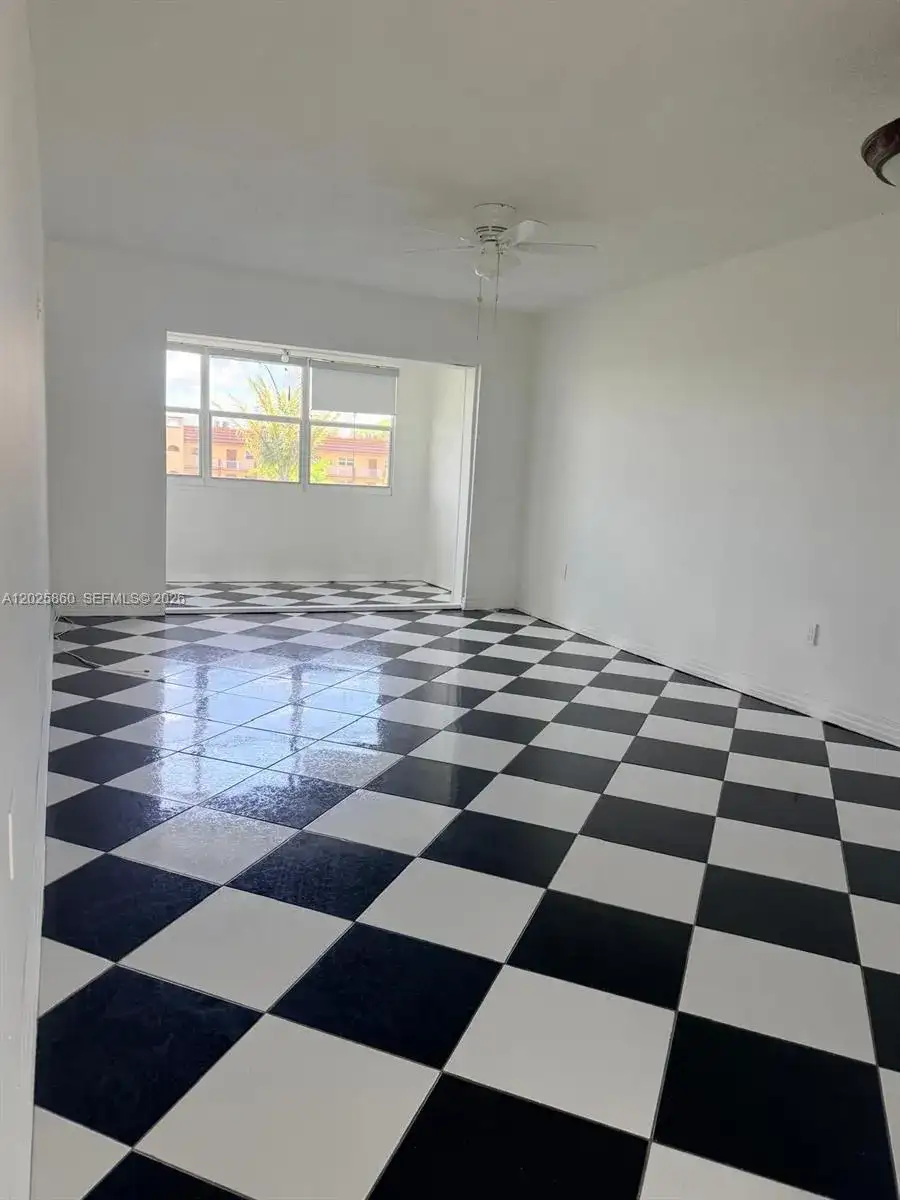 8595 Sunrise Lakes Blvd # 307, Sunrise FL 33322 photo 2