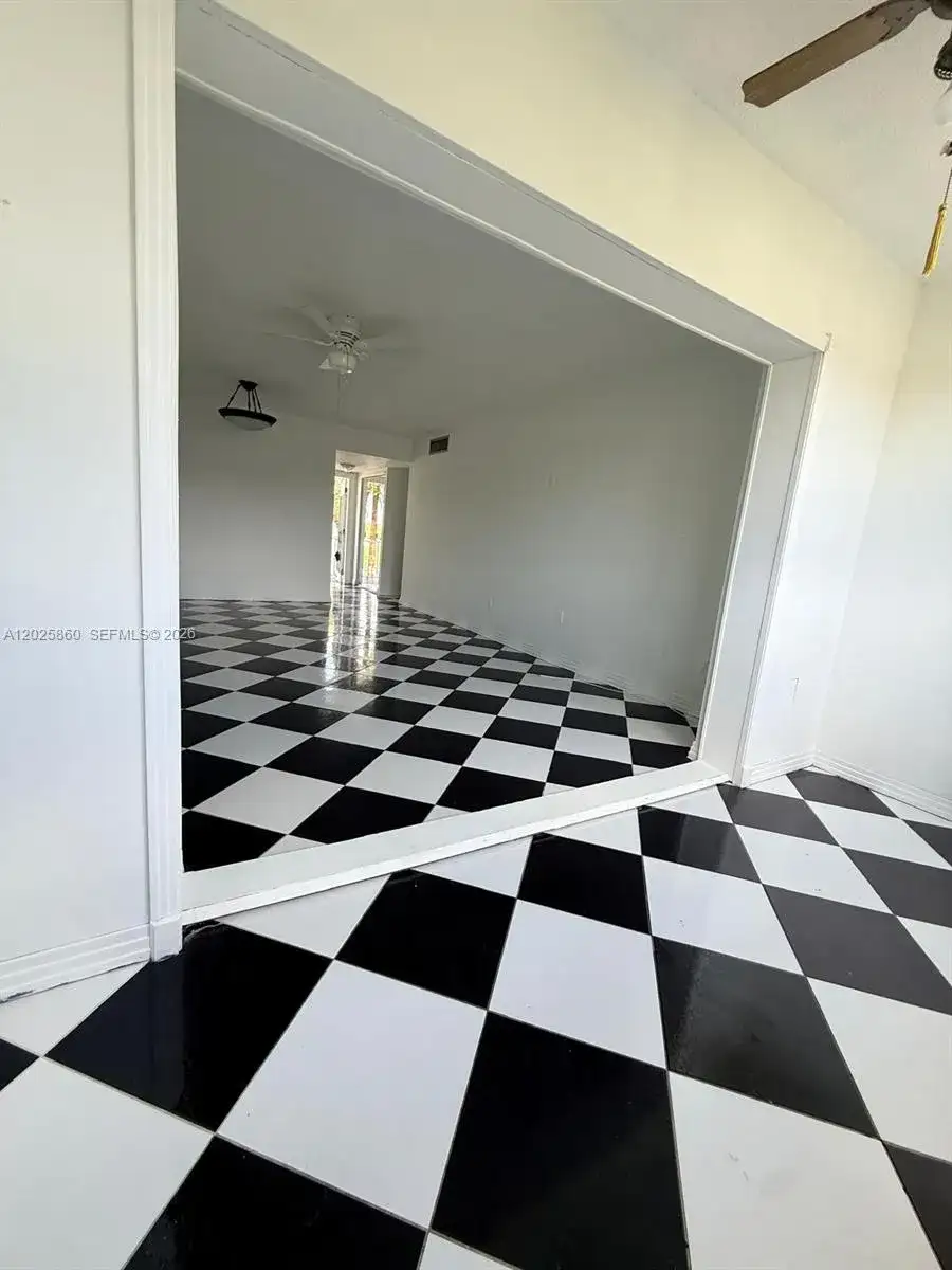 8595 Sunrise Lakes Blvd # 307, Sunrise FL 33322 photo 3