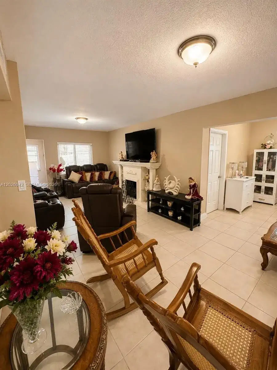 5551 E 4th Ave, Hialeah FL 33013 photo 4