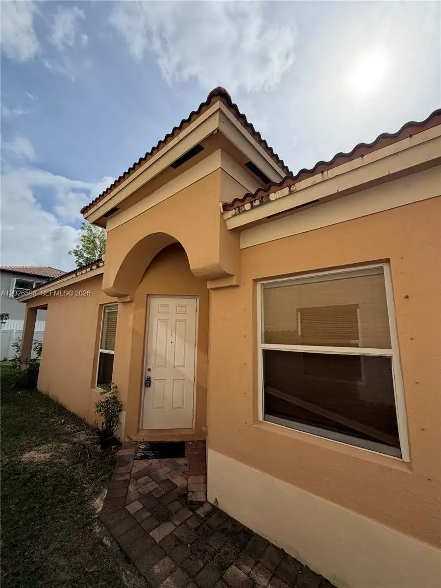 3951 NE 11th Dr, Homestead FL 33033 photo 2