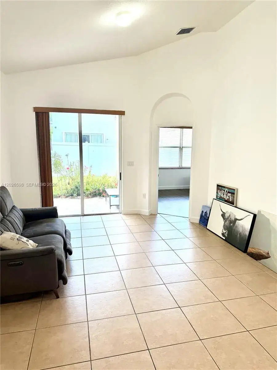 3951 NE 11th Dr, Homestead FL 33033 photo 3