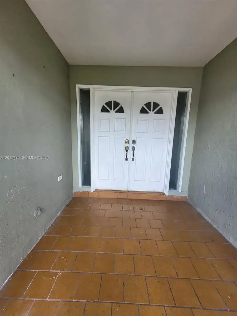 2438 SW 109th Ct, Miami FL 33165 photo 2