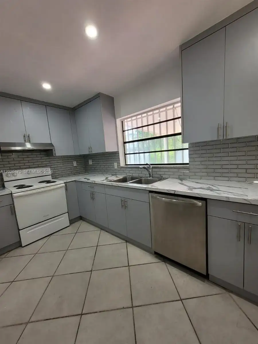 2438 SW 109th Ct, Miami FL 33165 photo 5