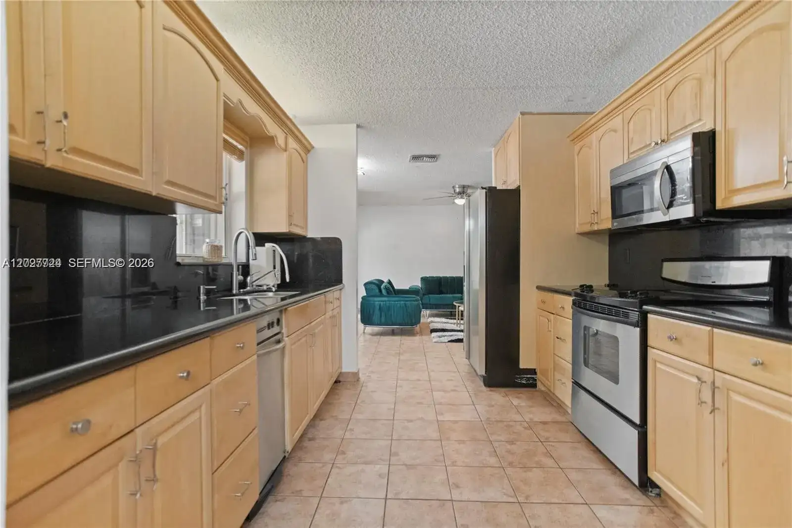 1051 SW 95th Ter, Pembroke Pines FL 33025 photo 3