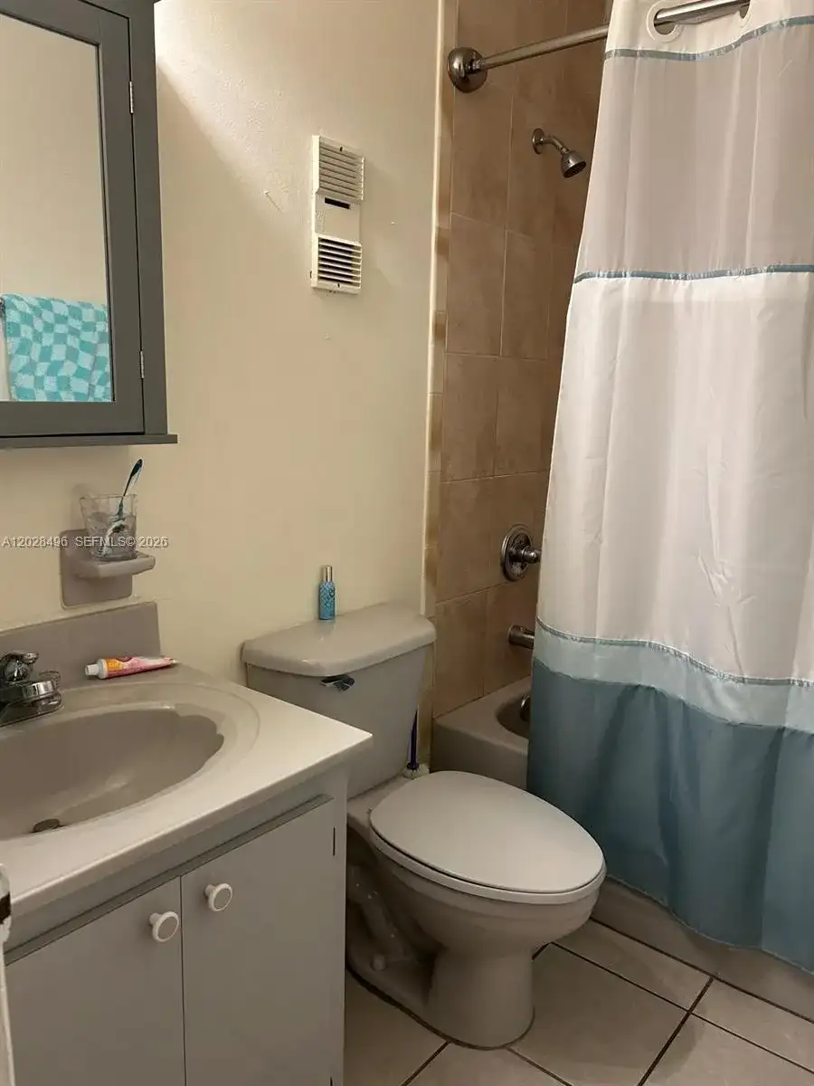 7033 NW 169th St, Hialeah FL 33015 photo 4