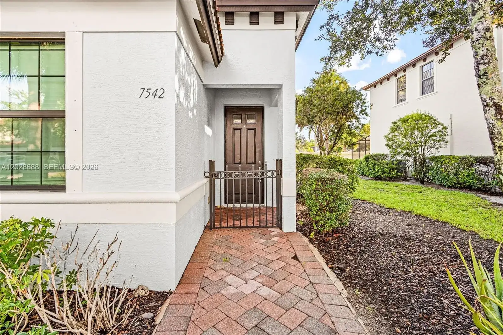 7542 Bristol Cir, Naples FL 34120 photo 2