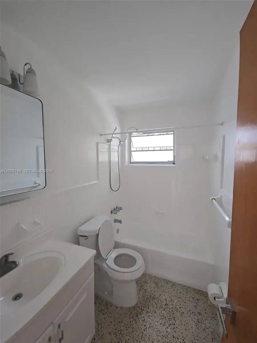 3435 NW 4th St, Miami FL 33125 photo 3