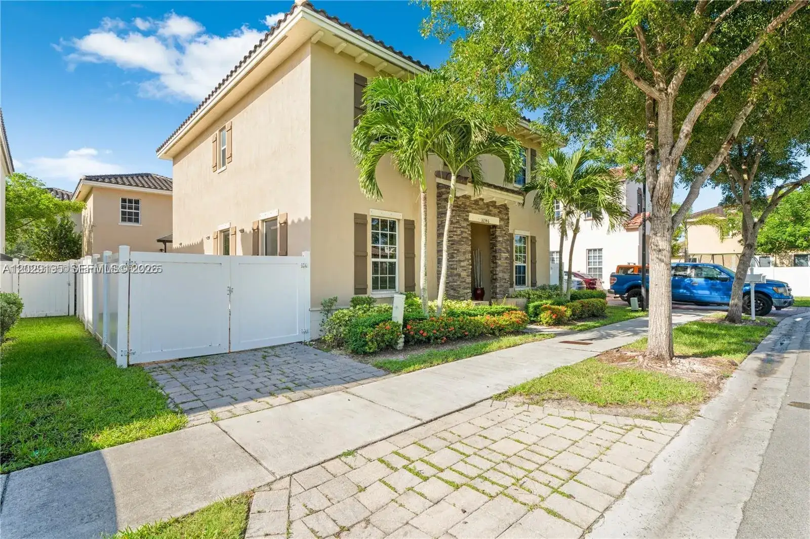 16946 SW 90th Terrace Circle, Miami FL 33196 photo 2