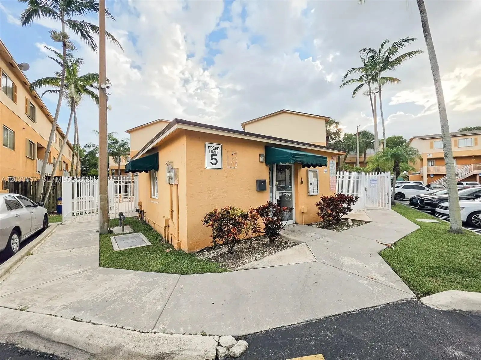 6235 Kendale Lakes Cir # 236, Miami FL 33183 photo 2