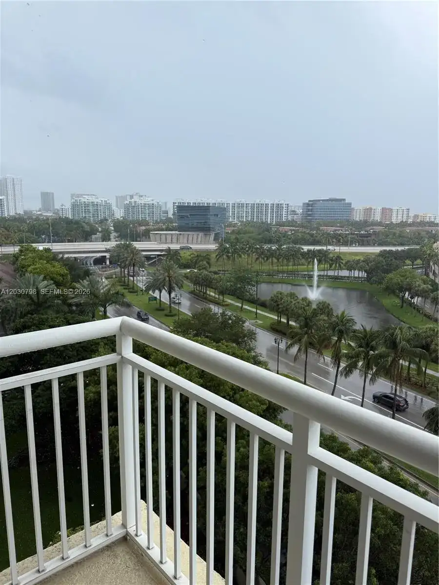 19501 W Country Club Dr # 809, Aventura FL 33180 photo 3