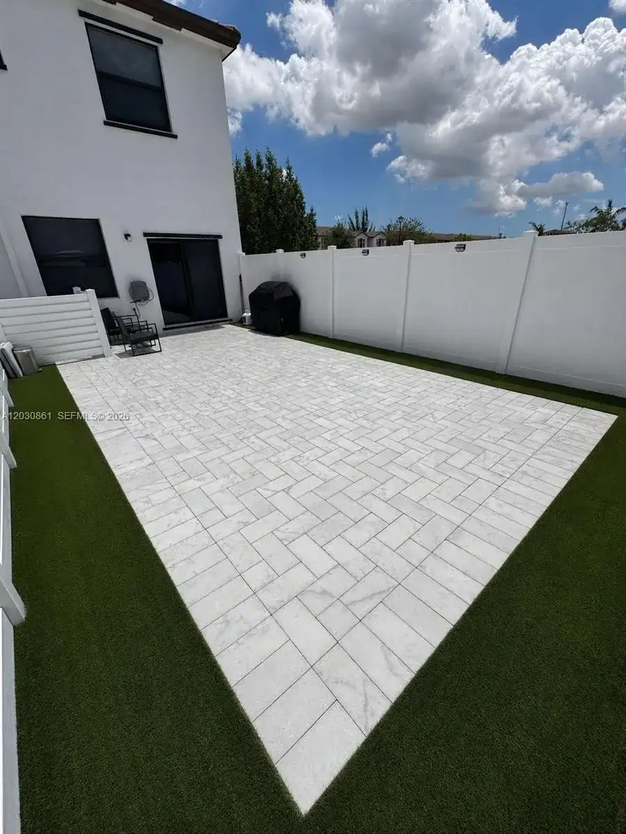 11024 W 35th Ln, Hialeah FL 33018 photo 3