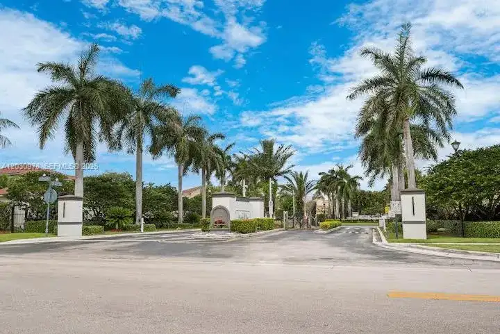 2327 NE 37th Ter, Homestead FL 33033 photo 3