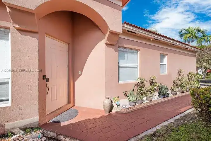 2327 NE 37th Ter, Homestead FL 33033 photo 4