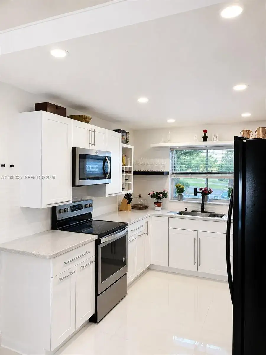 9241 Sunrise Lakes Blvd # 109, Sunrise FL 33322 photo 2