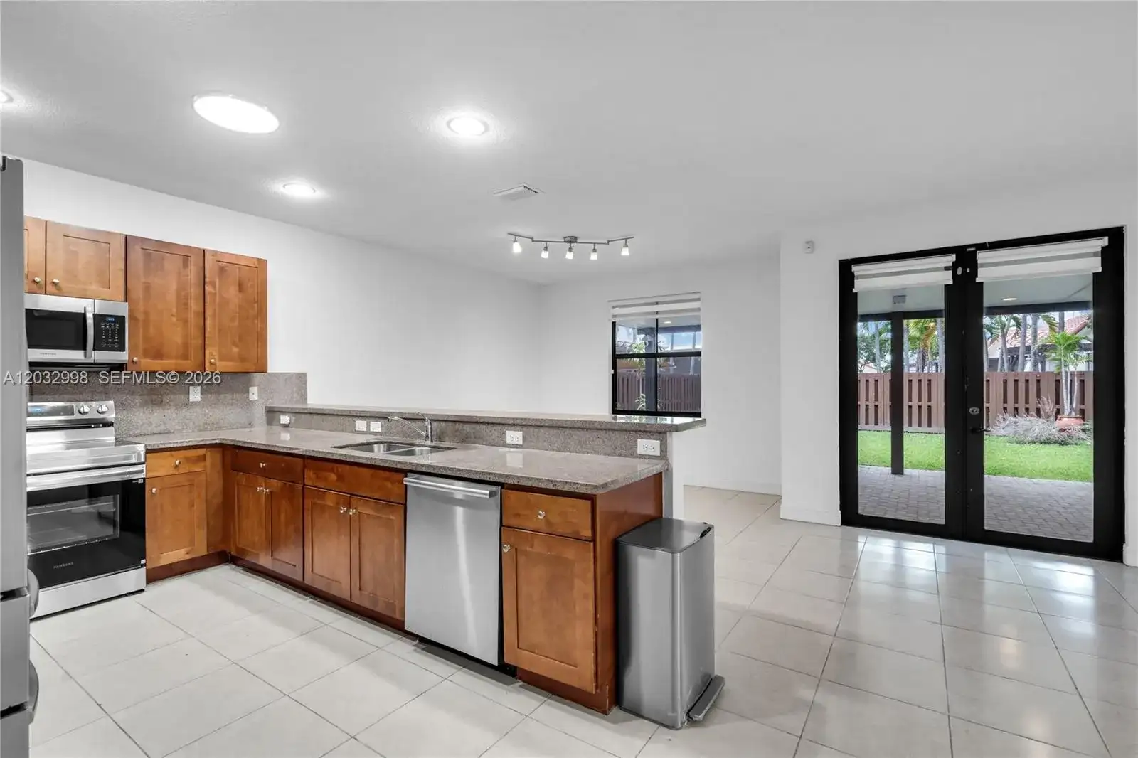 9925 NW 10th St, Miami FL 33172 photo 5
