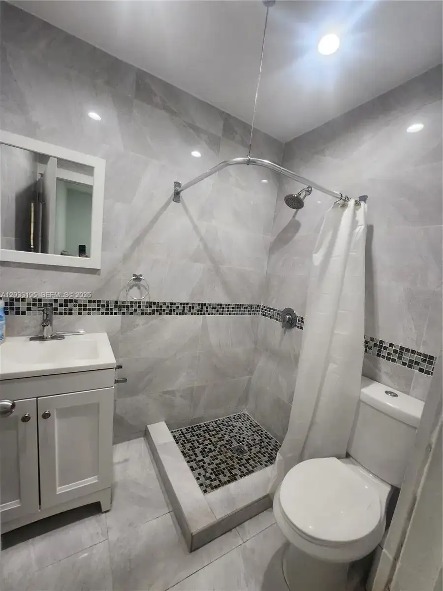 2700 Collins Ave # 302, Miami Beach FL 33140 photo 2