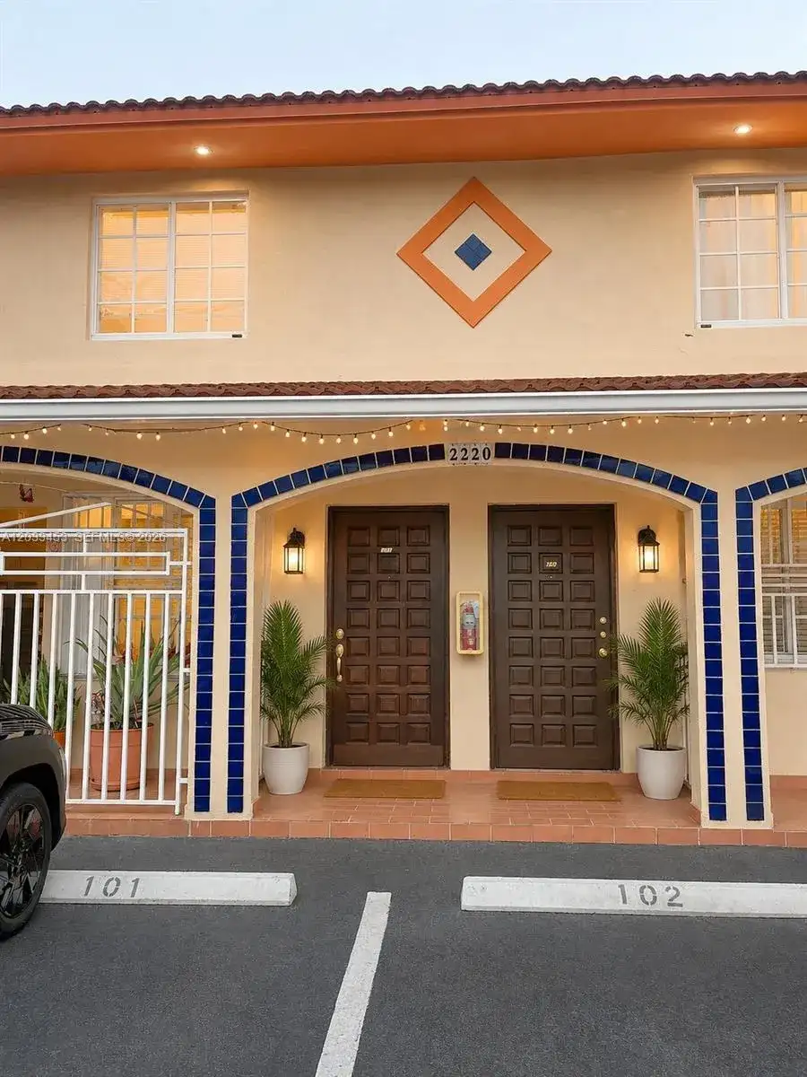 2220 W 74th St # 16, Hialeah FL 33016 photo 2