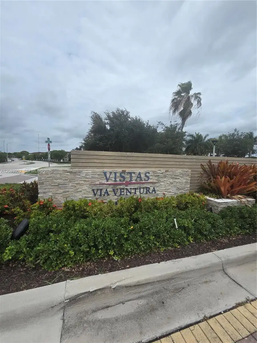 21124 NE 8th Ave, Miami FL 33179 photo 2