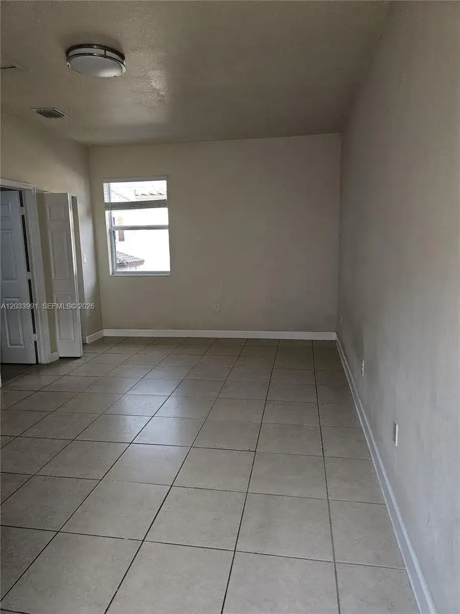 17066 SW 95th Ter, Miami FL 33196 photo 2