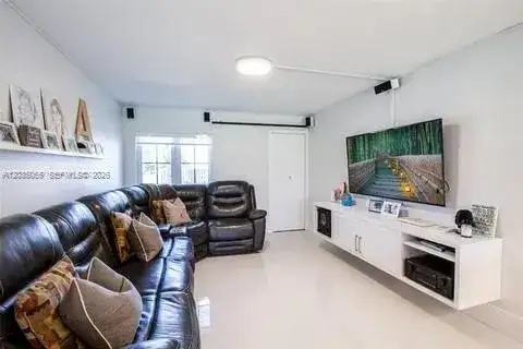 933 NW 106th Ave Cir, Miami FL 33172 photo 4