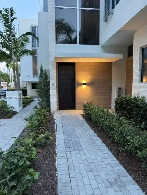 3750 Yacht Club Dr, Aventura FL 33180 photo 2