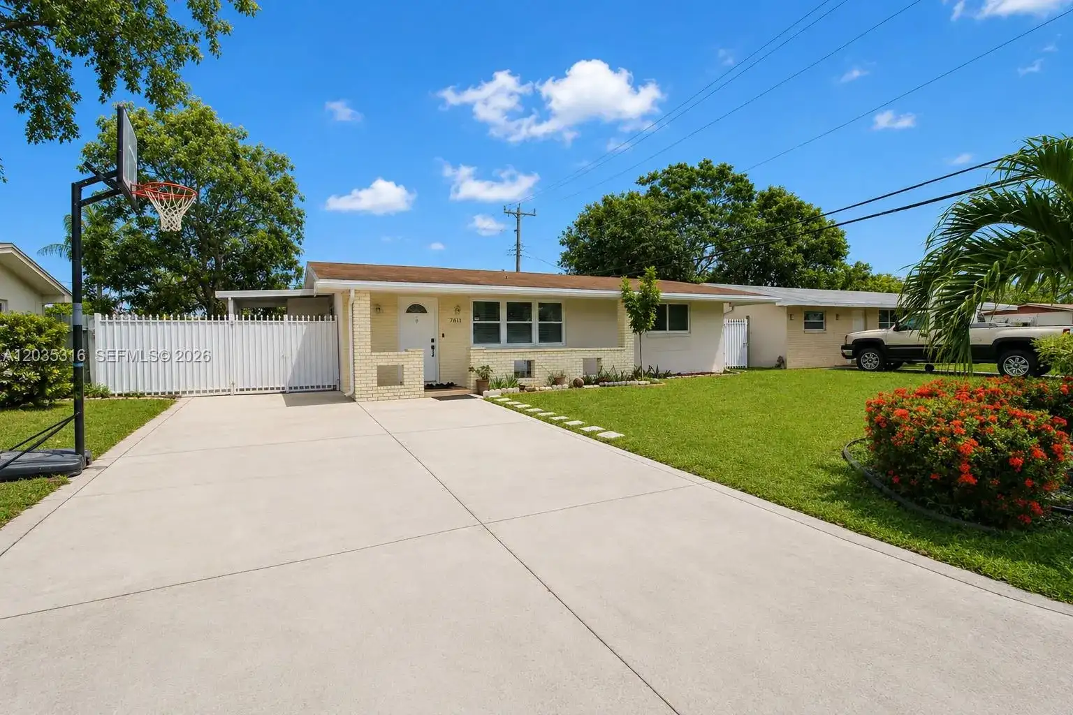 7611 NW 15th Ct, Pembroke Pines FL 33024 photo 2