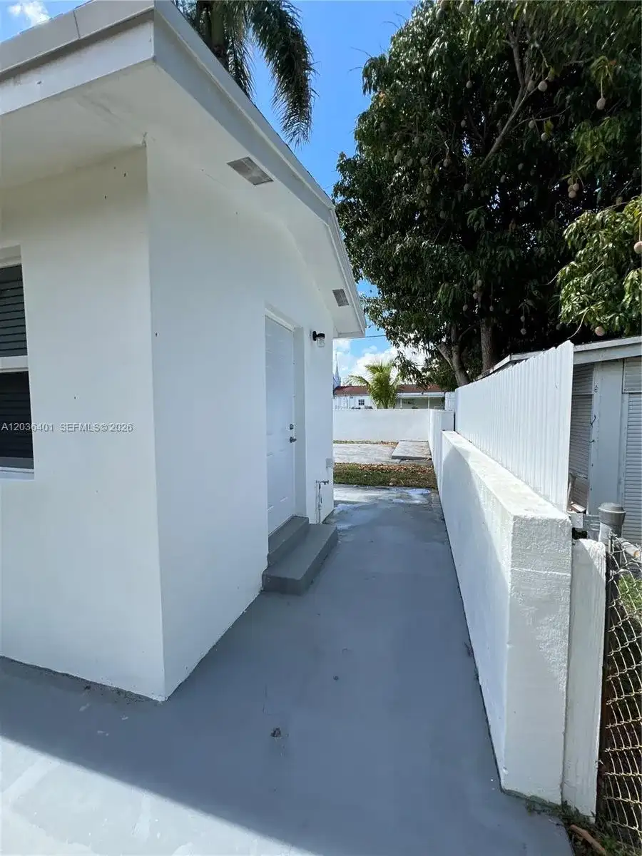 2847 Polk St # 3, Hollywood FL 33020 photo 2