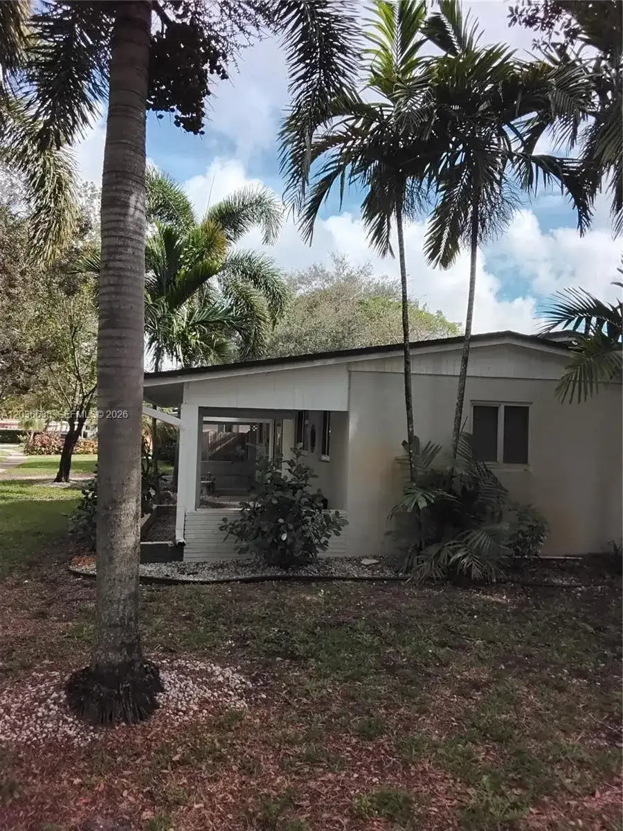 911 W Country Club Cir, Plantation FL 33317 photo 2