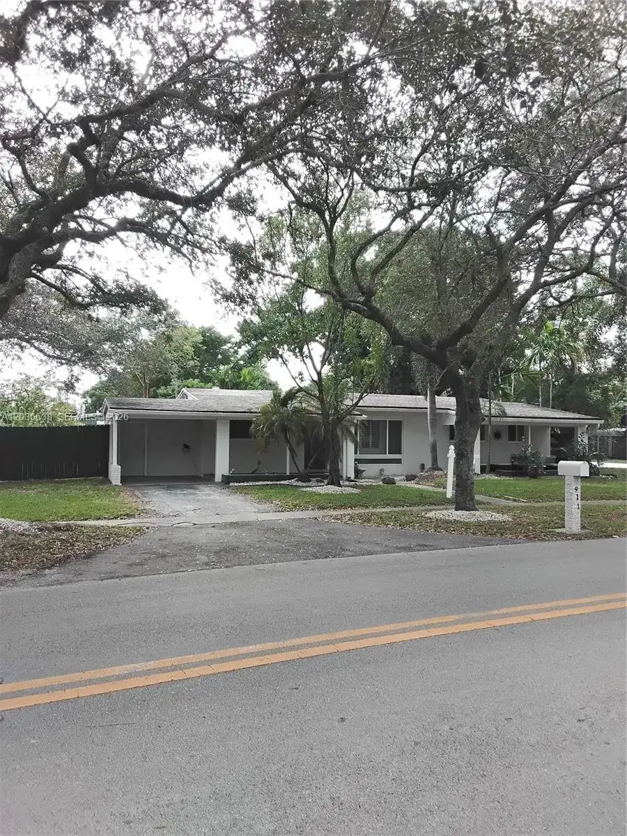 911 W Country Club Cir, Plantation FL 33317 photo 4