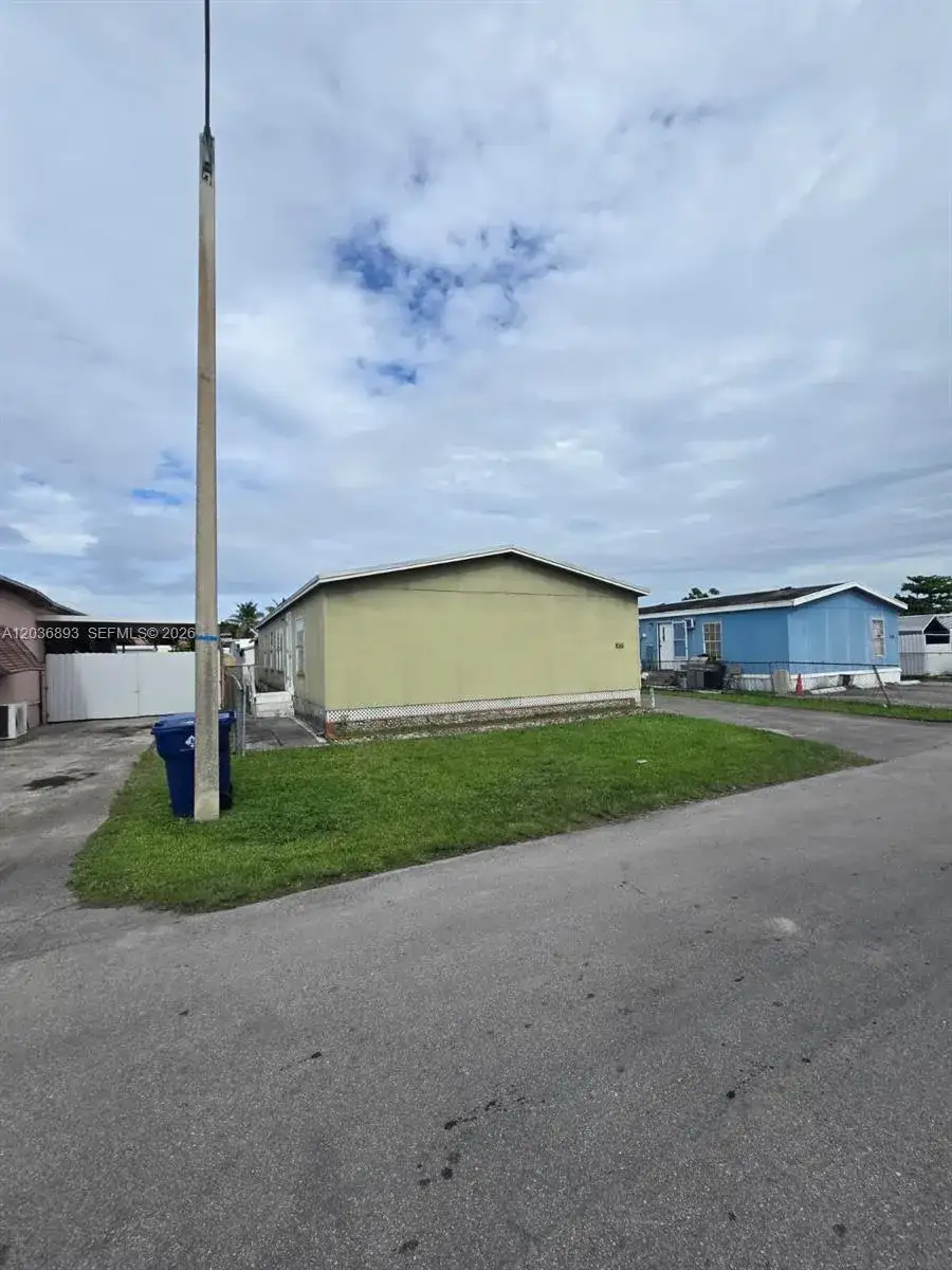 1061 SW 131 PL, Miami FL 33184 photo 2