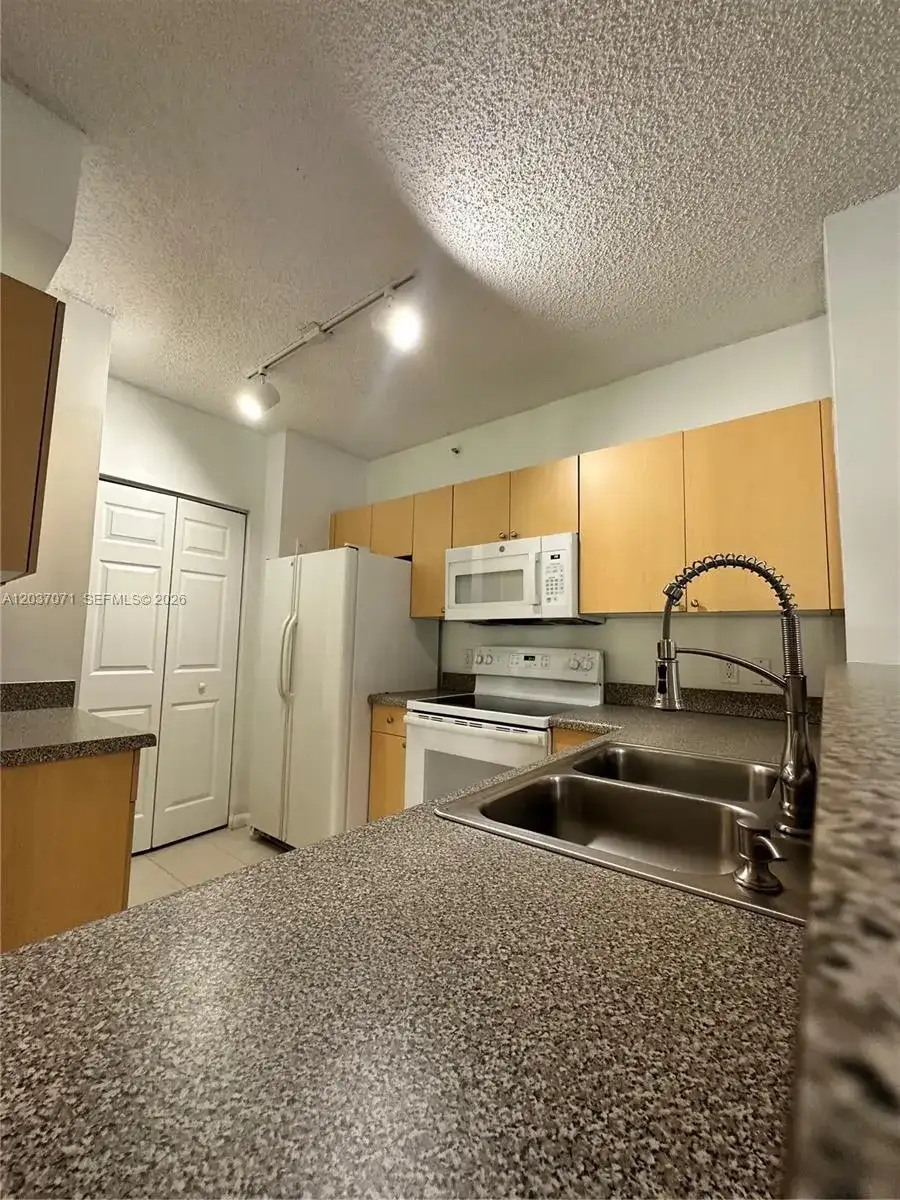 8050 N Nob Hill Rd # 102, Tamarac FL 33321 photo 4