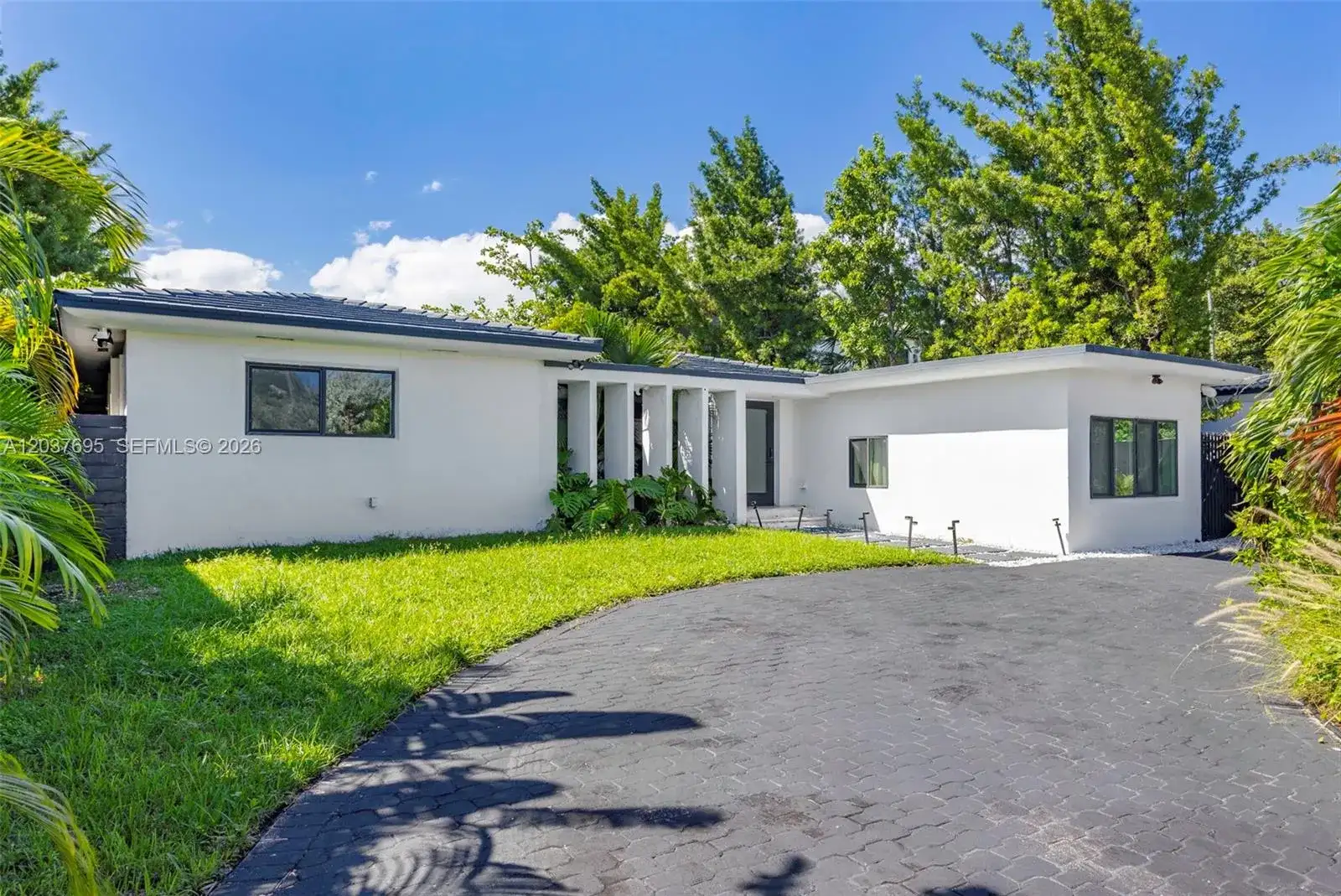 8220 Hawthorne Ave, Miami Beach FL 33141 photo 2