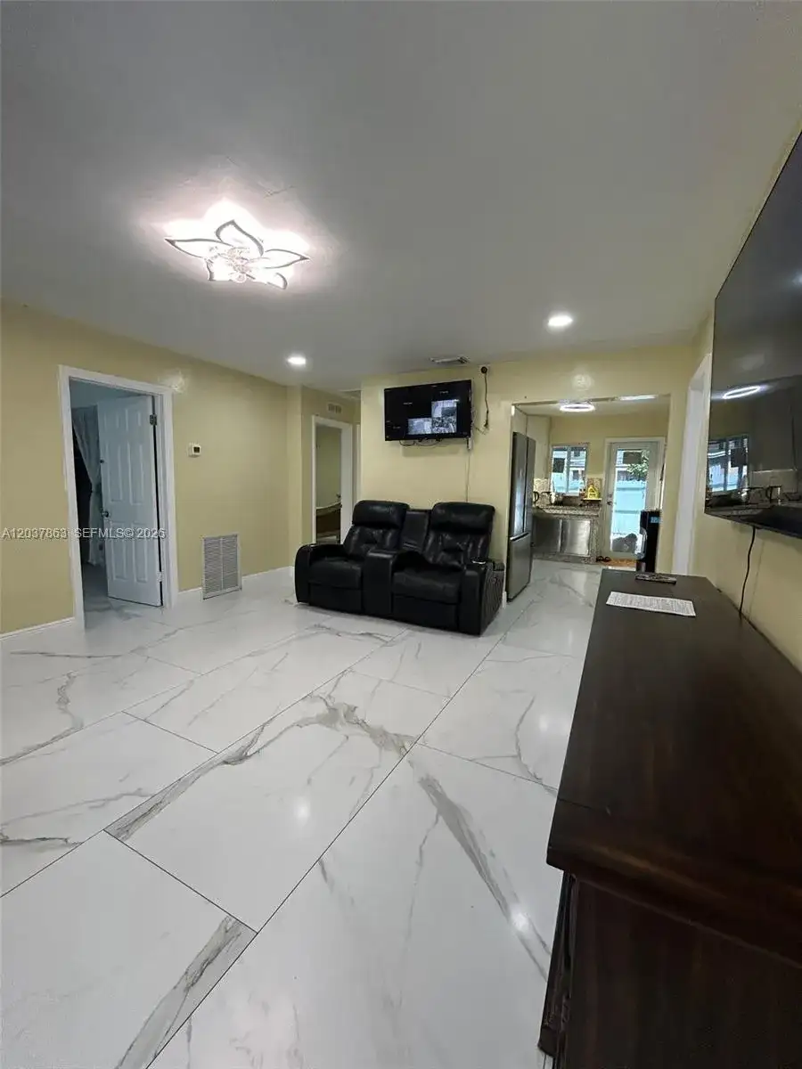 5157 NE 5th Ave # 1, Oakland Park FL 33334 photo 3